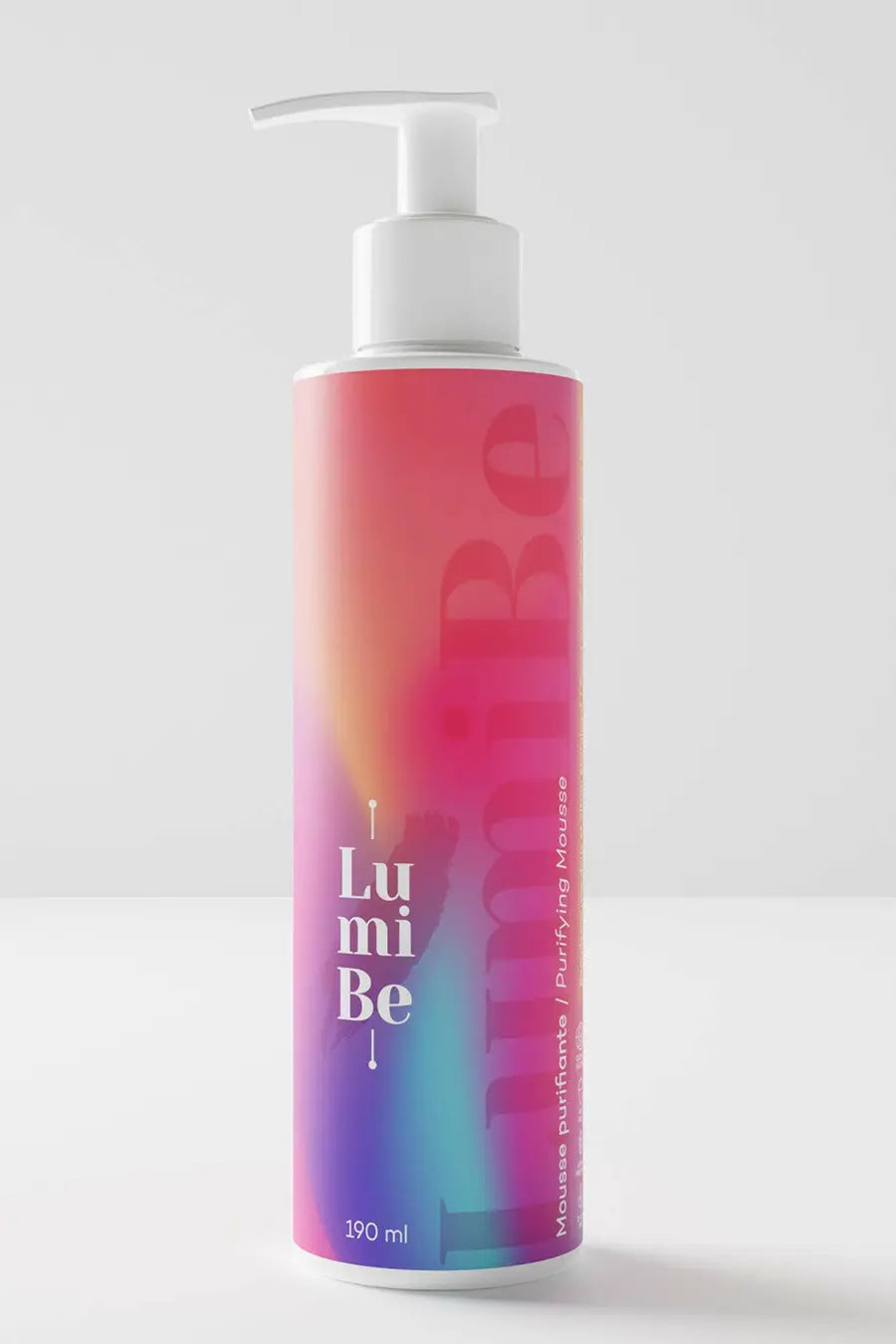 La mousse nettoyante LumiBe. C'est une mousse qui nettoie et purifie la peau afin d'enlever toutes vos impuretés et de nettoyer les pores en profondeur.